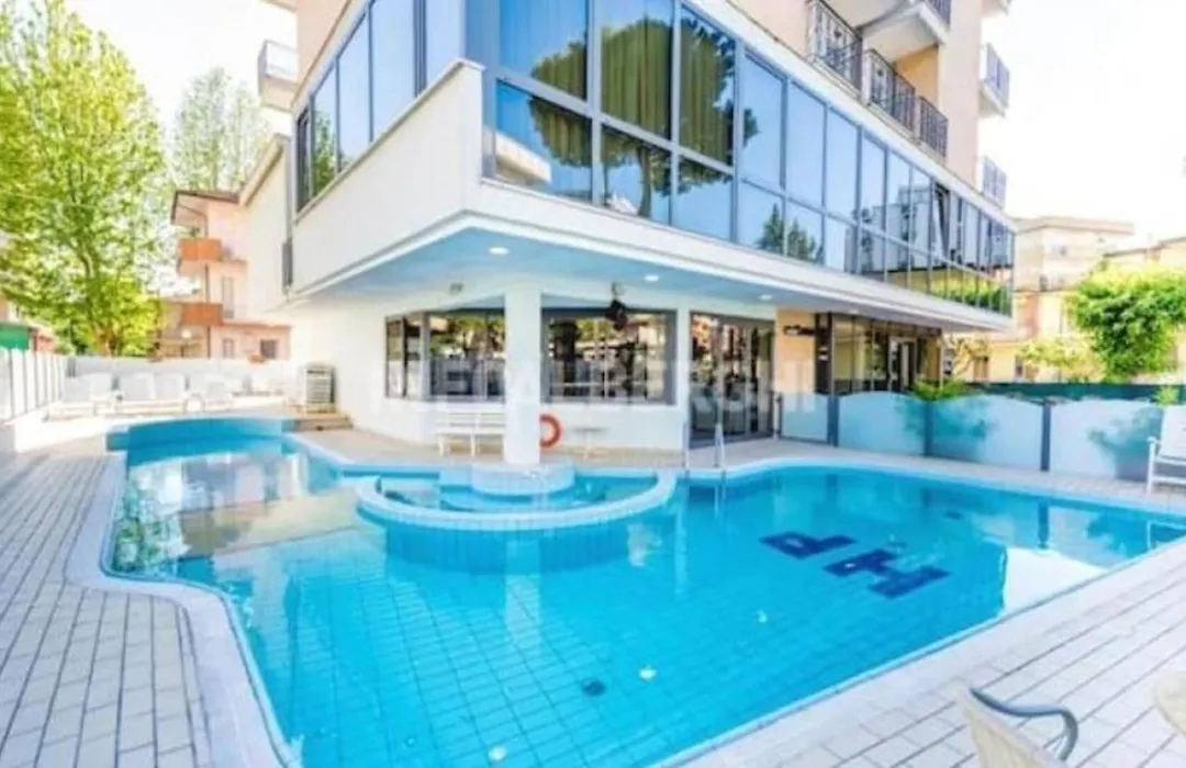 President Pool & Room-1
